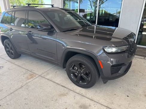 Used 2023 Jeep Grand Cherokee Altitude AWD/4WD image 4