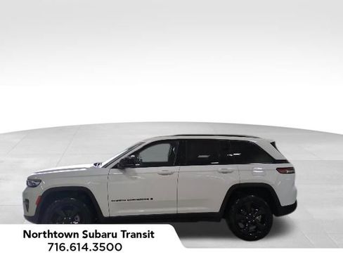 Used 2023 Jeep Grand Cherokee Altitude AWD/4WD image 2