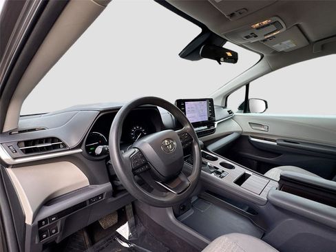 Used 2024 Toyota Sienna LE image 9