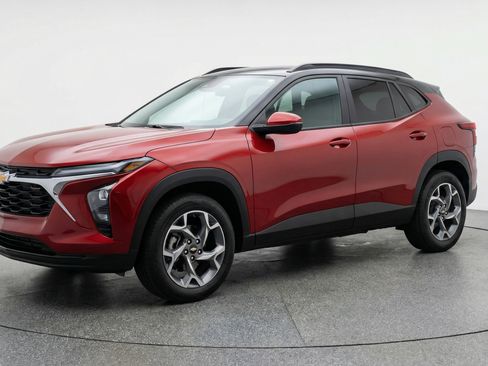 Used 2025 Chevrolet Trax LT image 3