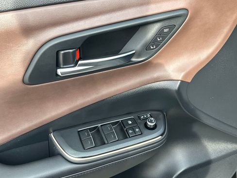 Used 2023 Toyota Crown Limited image 18