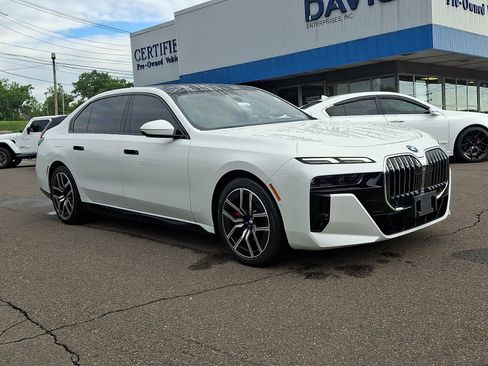 Used 2024 BMW 760i xDrive AWD/4WD image 3