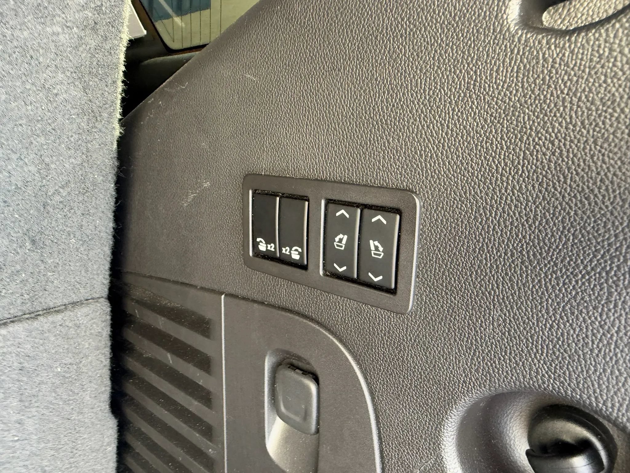 Used 2015 Cadillac Escalade Premium RWD image 38