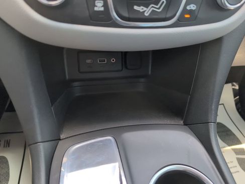Used 2022 Chevrolet Equinox LS w/ Driver Confidence II Package FWD image 18