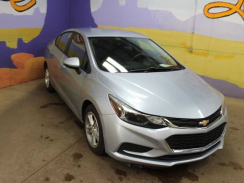 Used 2018 Chevrolet Cruze LT FWD image 2