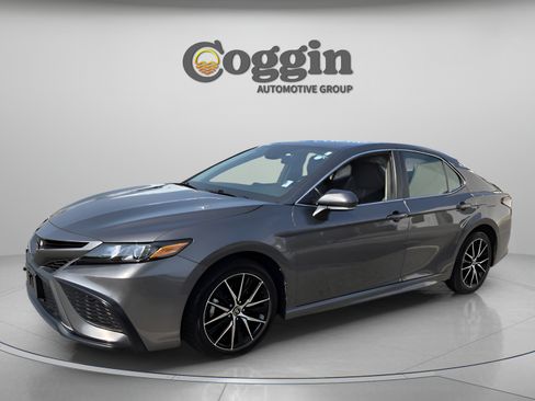 Used 2024 Toyota Camry SE FWD image 1