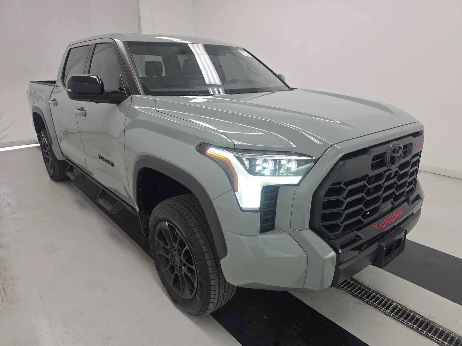 Used 2025 Toyota Tundra Limited AWD/4WD image 2