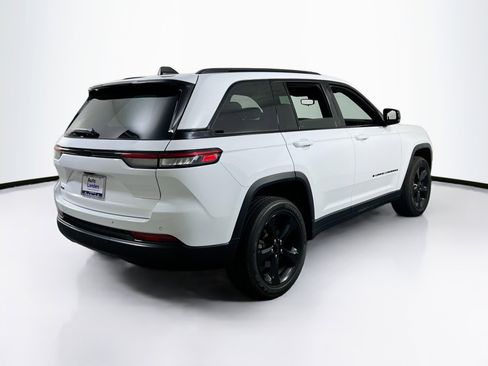 Used 2023 Jeep Grand Cherokee Altitude image 5
