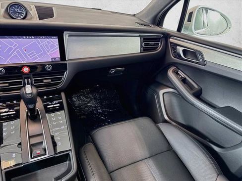 Certified 2026 Porsche Macan AWD/4WD image 22