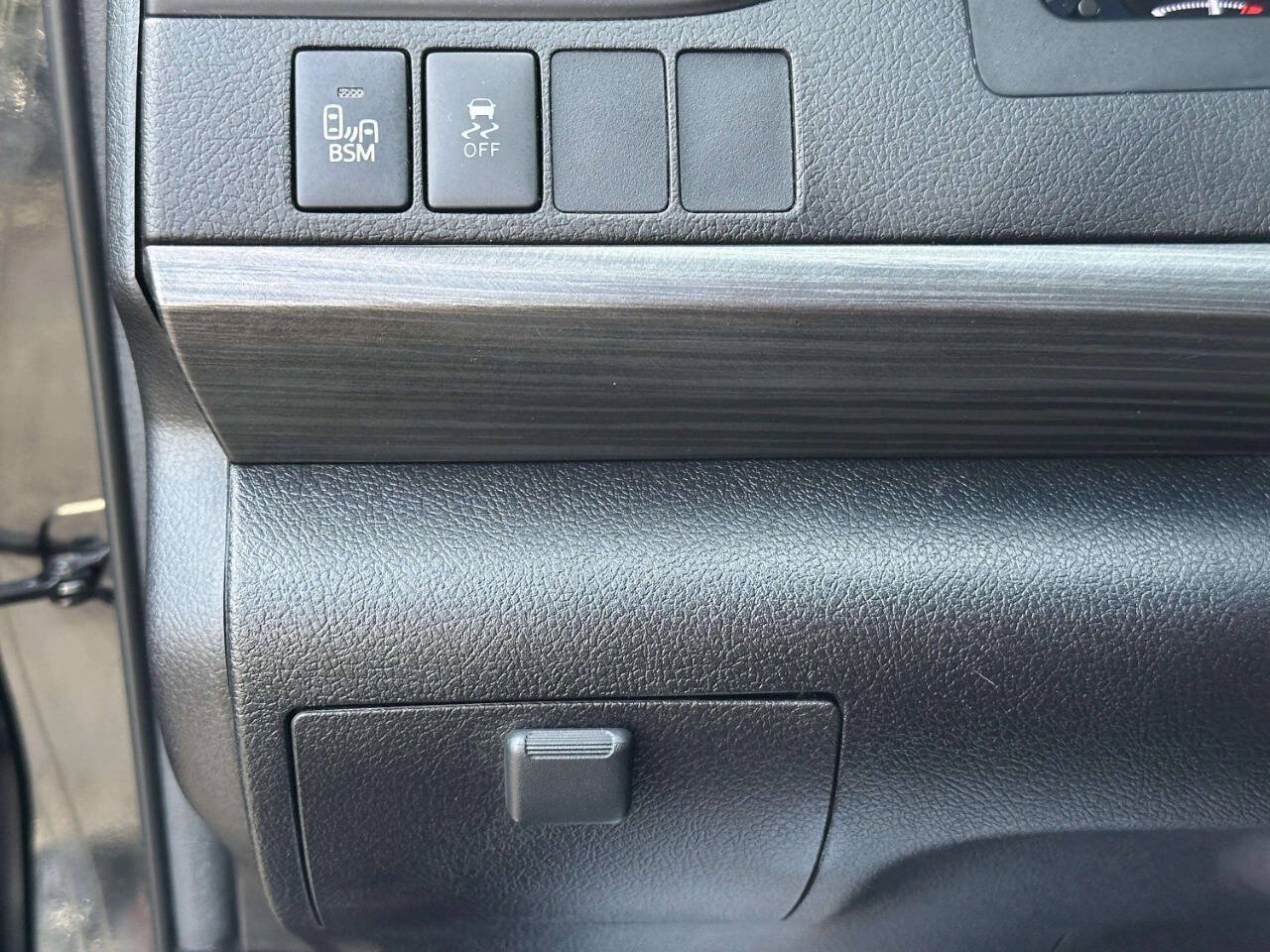 Used 2017 Toyota Camry XLE w/ Moonroof Package FWD image 25
