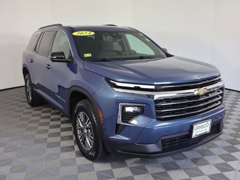 Used 2024 Chevrolet Traverse LT FWD image 1