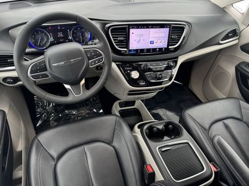 Used 2024 Chrysler Pacifica Touring-L image 6