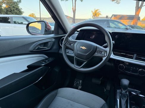 Used 2025 Chevrolet Trax LT image 32