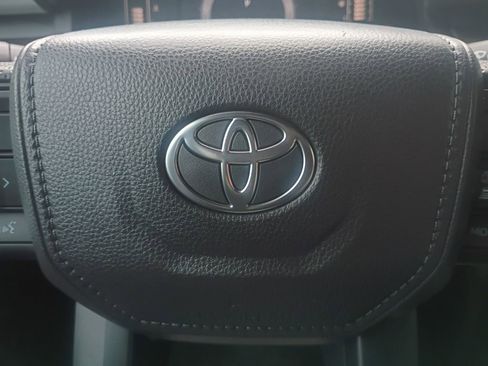 Used 2025 Toyota Tacoma SR5 AWD/4WD image 5