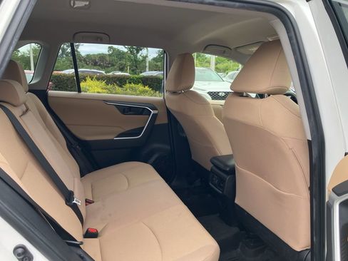 Used 2020 Toyota RAV4 LE AWD/4WD image 17