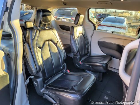 Used 2023 Chrysler Pacifica Touring-L FWD image 30