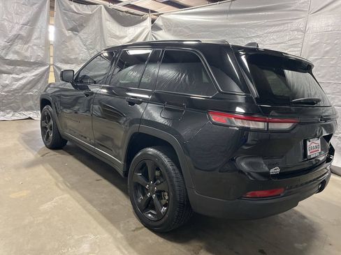 Used 2023 Jeep Grand Cherokee Limited w/ Black Appearance Package AWD/4WD image 4