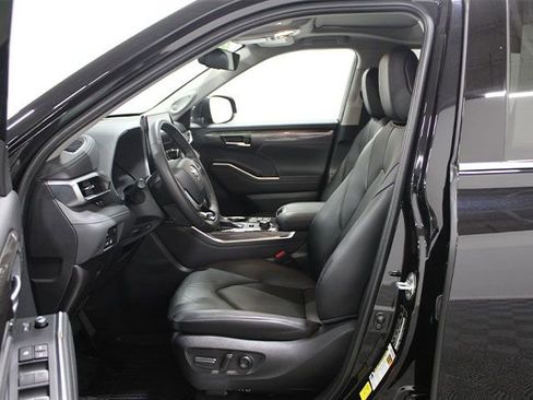 Used 2023 Toyota Highlander Limited image 10