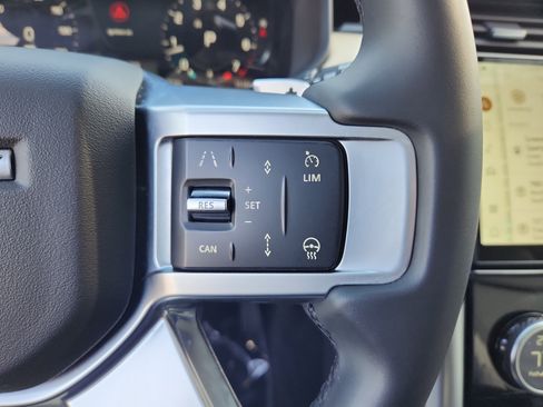 Used 2025 Land Rover Discovery S image 20