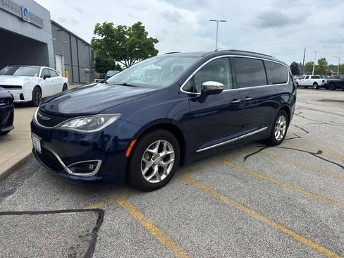 Used 2017 Chrysler Pacifica Limited FWD image 4
