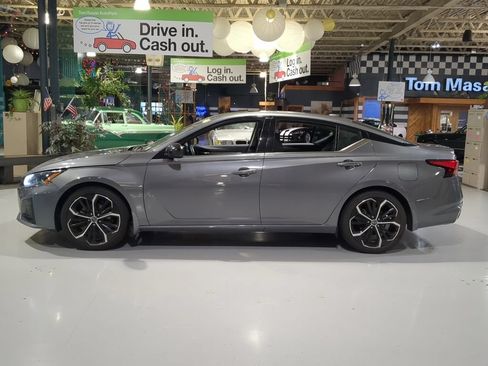 Used 2024 Nissan Altima 2.5 SR w/ SR Premium Package FWD image 11
