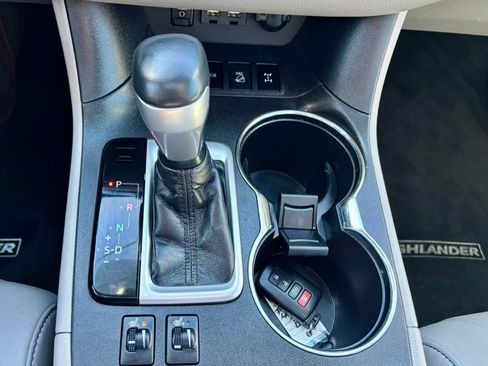 Used 2019 Toyota Highlander XLE image 23