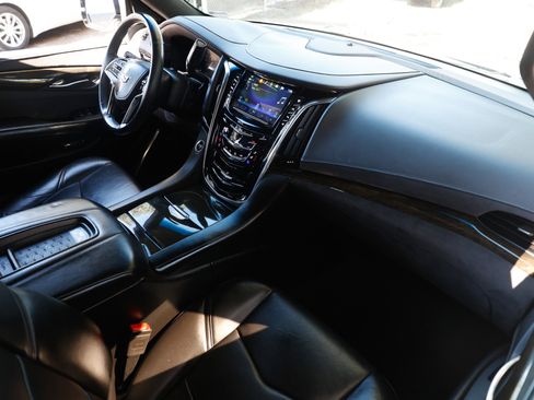Used 2017 Cadillac Escalade ESV Platinum image 21