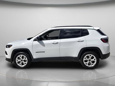 Used 2025 Jeep Compass Latitude AWD/4WD image 4
