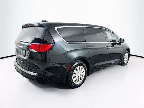 Used 2018 Chrysler Pacifica L image 9