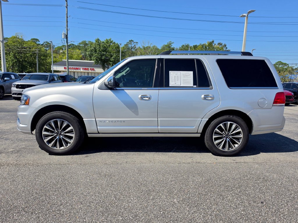 Used 2017 Lincoln Navigator Select RWD image 2