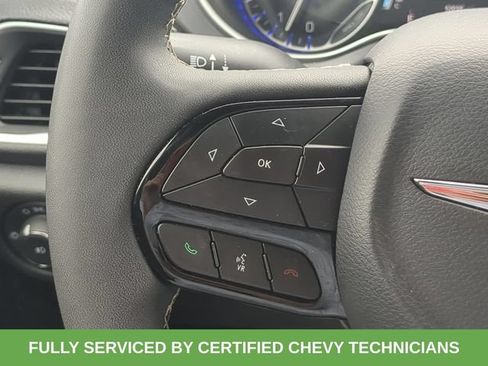 Used 2025 Chrysler Pacifica Limited FWD image 28