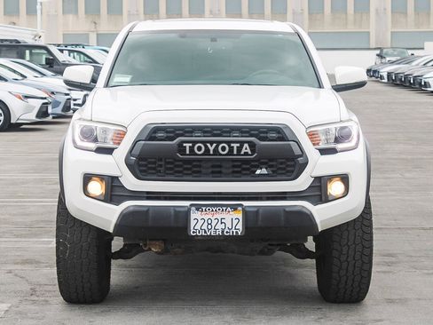 Used 2017 Toyota Tacoma TRD Off-Road image 3