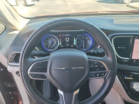 Used 2022 Chrysler Pacifica Limited FWD image 25