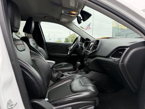 Used 2021 Jeep Cherokee Trailhawk w/ Trailer Tow Group AWD/4WD image 12