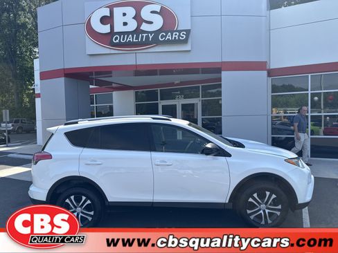 Used 2018 Toyota RAV4 LE FWD image 1