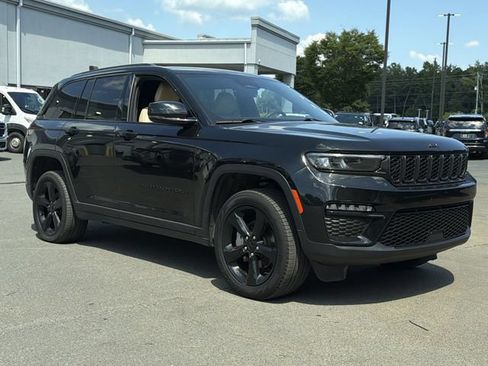 Used 2025 Jeep Grand Cherokee Limited w/ Black Appearance Package AWD/4WD image 6