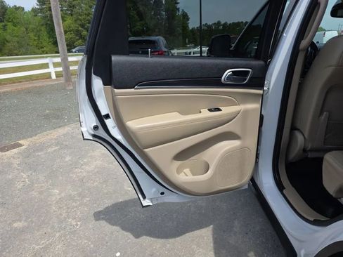 Used 2019 Jeep Grand Cherokee Limited image 46