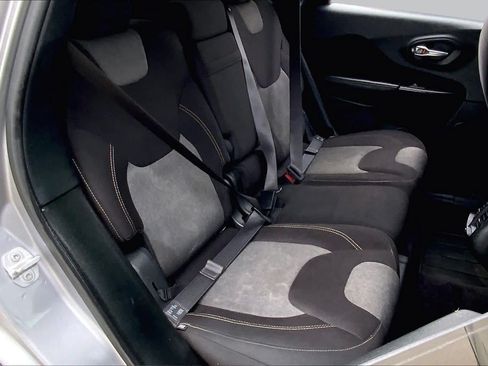 Used 2016 Jeep Cherokee Sport FWD image 20