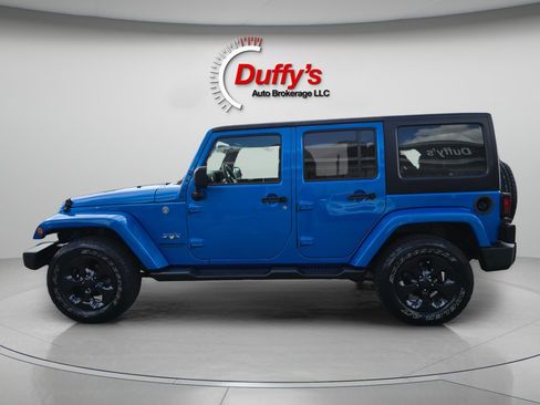 Used 2016 Jeep Wrangler Unlimited Sahara w/ Connectivity Group AWD/4WD image 14