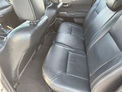 Used 2018 Toyota Tacoma TRD Sport image 21