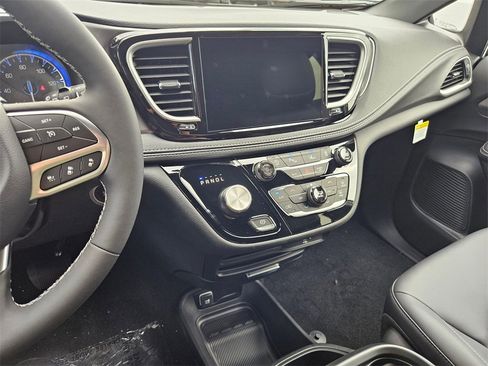 New 2026 Chrysler Pacifica Select image 21