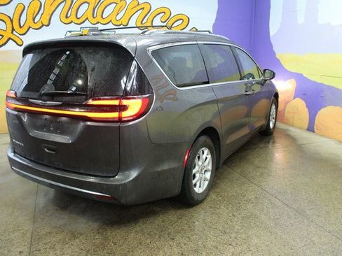 Used 2021 Chrysler Pacifica Touring-L image 8