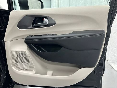 Used 2023 Chrysler Pacifica Touring-L image 60