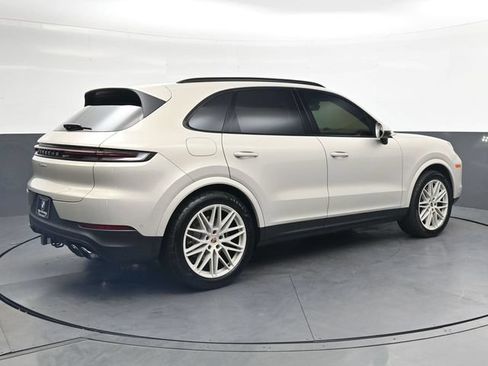 Used 2025 Porsche Cayenne AWD/4WD image 4