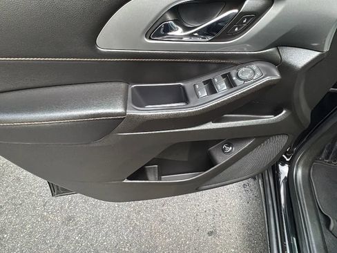 Used 2021 Chevrolet Traverse LT image 25