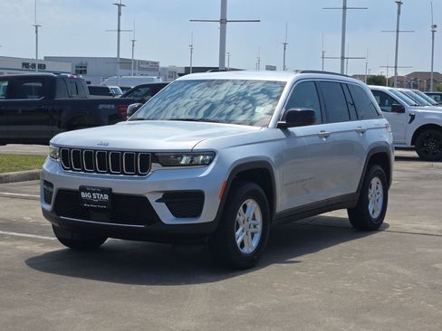 Used 2025 Jeep Grand Cherokee Laredo RWD image 10