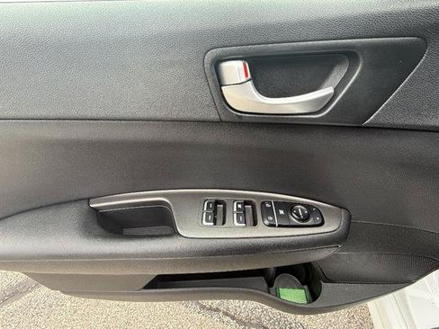 Used 2018 Kia Optima S FWD image 12