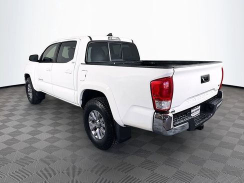 Used 2017 Toyota Tacoma SR5 w/ Tow Package RWD image 5