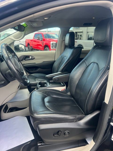 Used 2022 Chrysler Pacifica Touring-L w/ Uconnect Theater Family Group FWD image 24