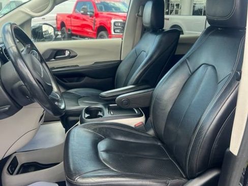 Used 2022 Chrysler Pacifica Touring-L w/ Uconnect Theater Family Group FWD image 24
